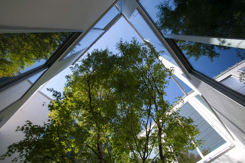 florian busch architects: house that opens up to its inside