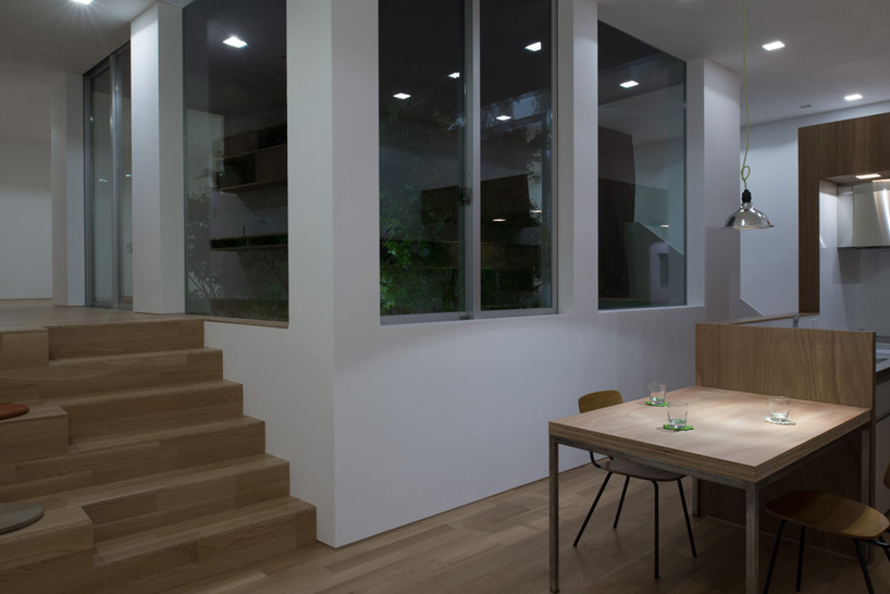 florian busch architects: house that opens up to its inside