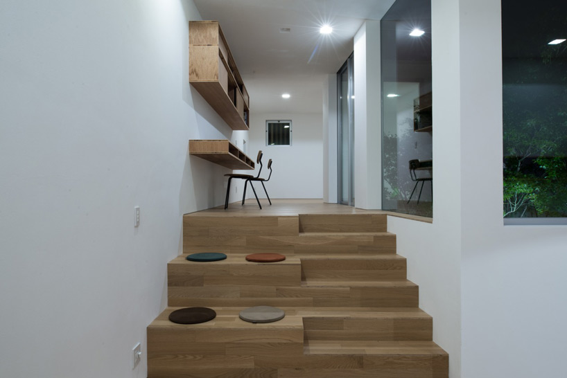 florian busch architects: house that opens up to its inside