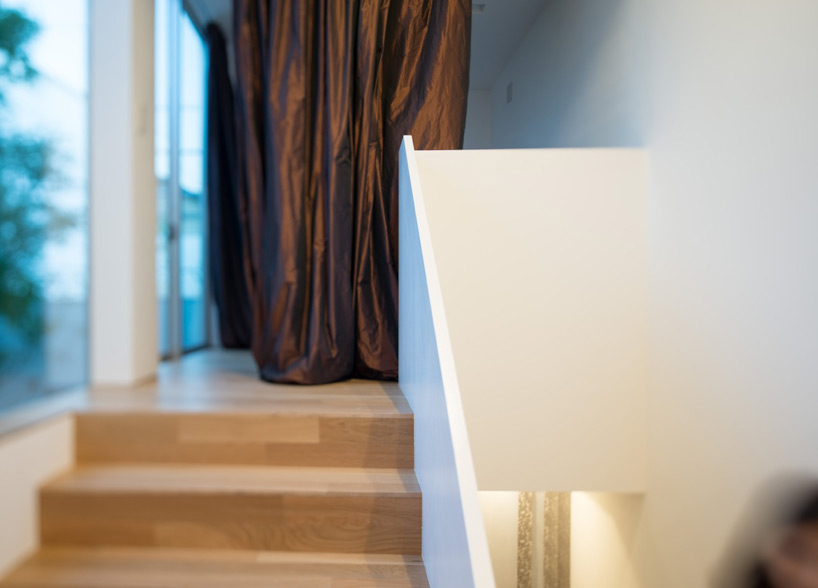 florian busch architects: house that opens up to its inside