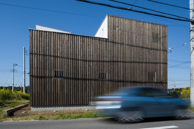 florian busch architects: house that opens up to its inside