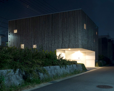 florian busch architects: house that opens up to its inside