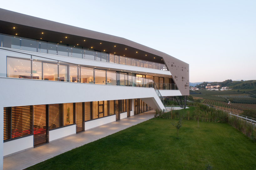 monovolume architecture: two family house giacomuzzi