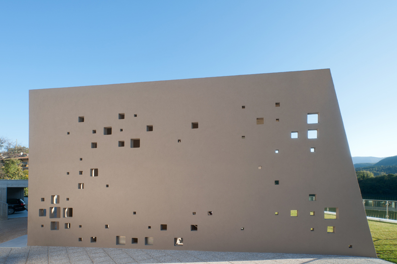 monovolume architecture: two family house giacomuzzi