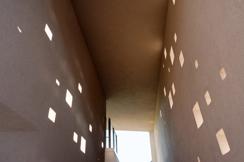 monovolume architecture: two family house giacomuzzi