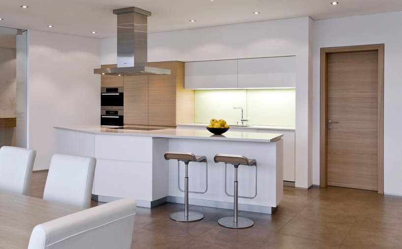 monovolume architecture: two family house giacomuzzi