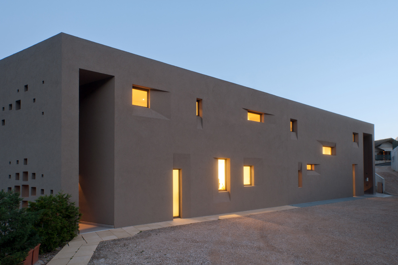 monovolume architecture: two family house giacomuzzi