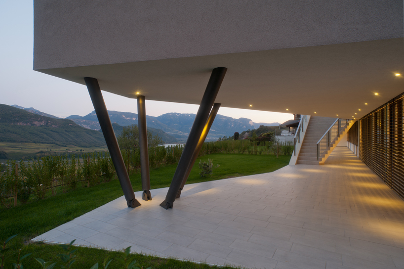 monovolume architecture: two family house giacomuzzi