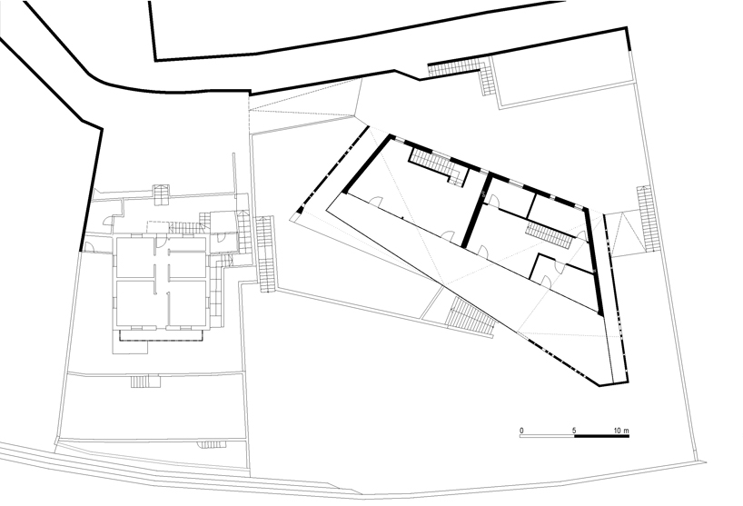 monovolume architecture: two family house giacomuzzi