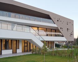 monovolume architecture: two family house giacomuzzi