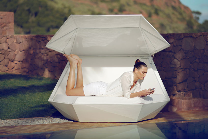 outdoor clamshell lounger