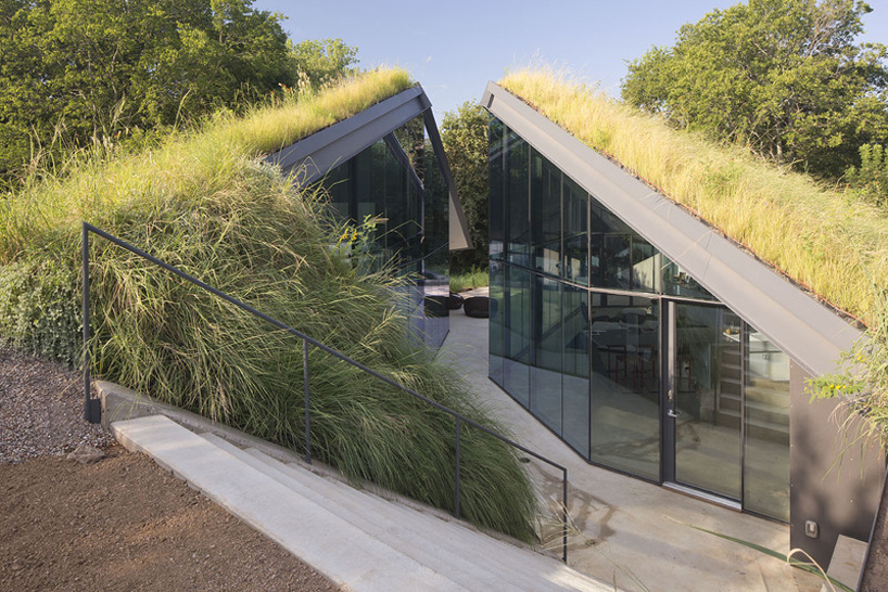 bercy chen studio embeds edgeland house into the texan landscape
