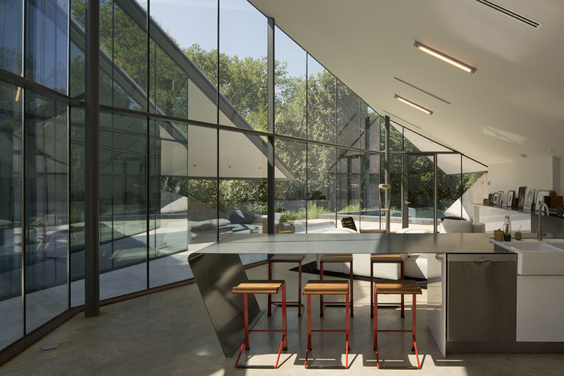 Bercy Chen studio bäddar in edgeland hus i texan landskapet
