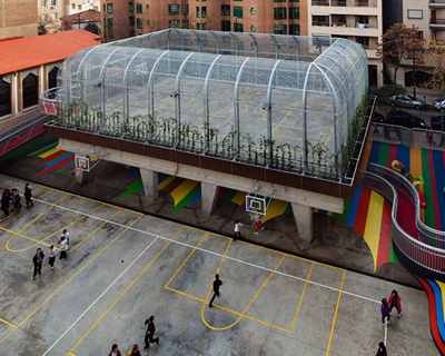 guzman de yarza blache: elevated sports court in zaragoza