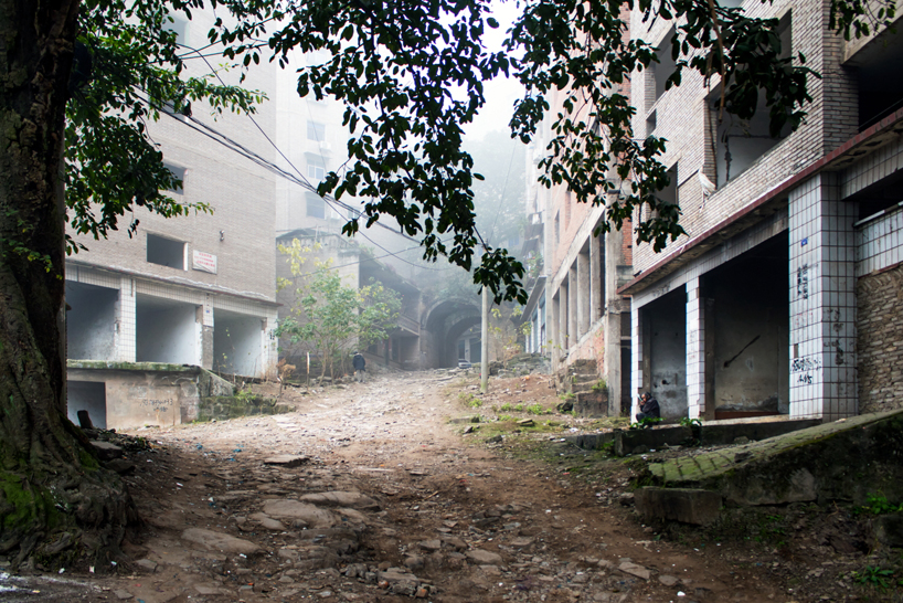 a journey through the yangtze river's transformation by 	jorge mañes rubio