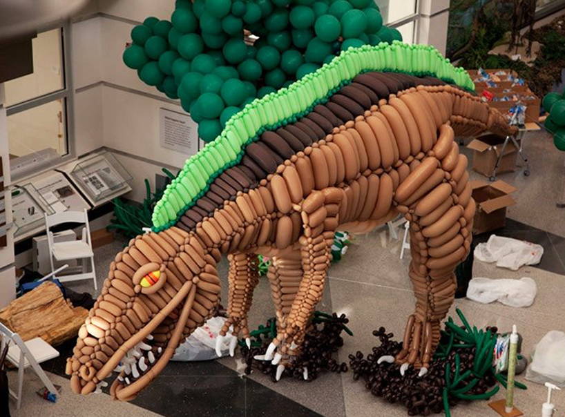 20 foot dinosaur made from balloons by airigami