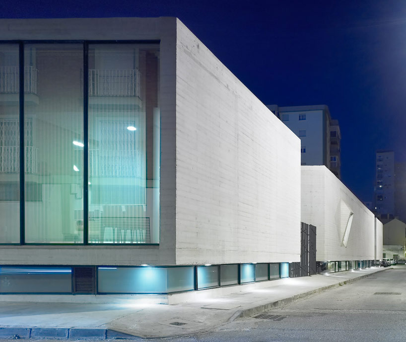 castroferro arquitectos: elevated concrete library in malaga 