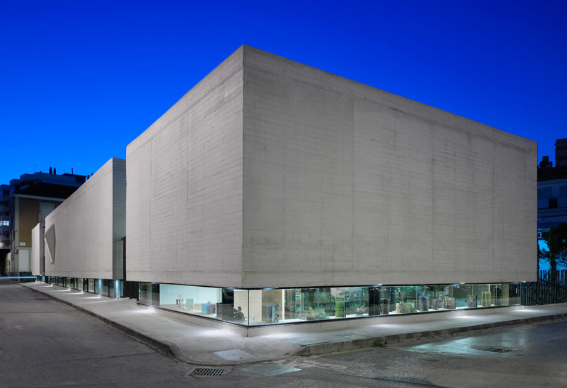 castroferro arquitectos: elevated concrete library in malaga 