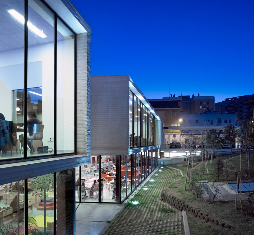 castroferro arquitectos: elevated concrete library in malaga 