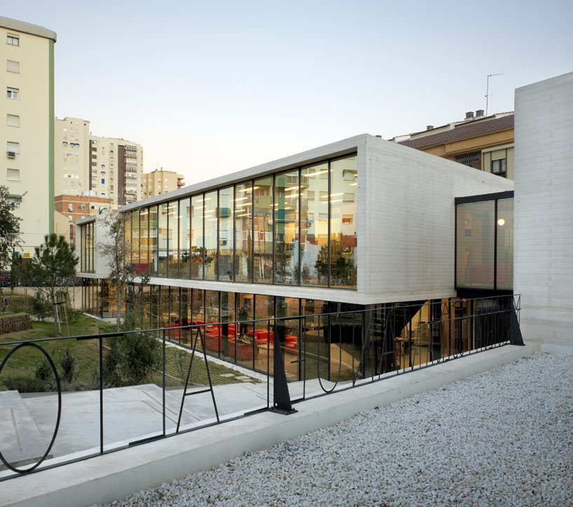 castroferro arquitectos: elevated concrete library in malaga 