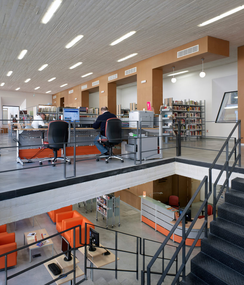 castroferro arquitectos: elevated concrete library in malaga 