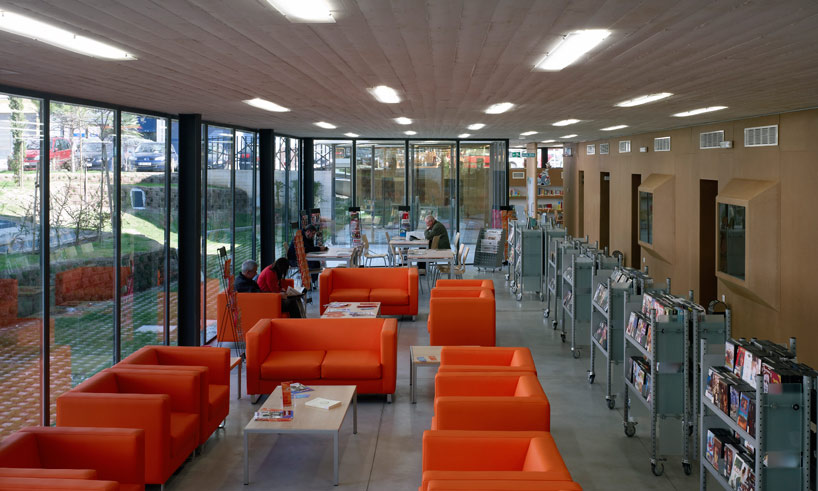 castroferro arquitectos: elevated concrete library in malaga 