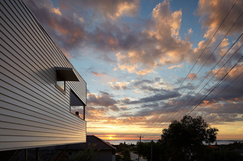 Suburban Beach House / David Barr + Ross Brewin