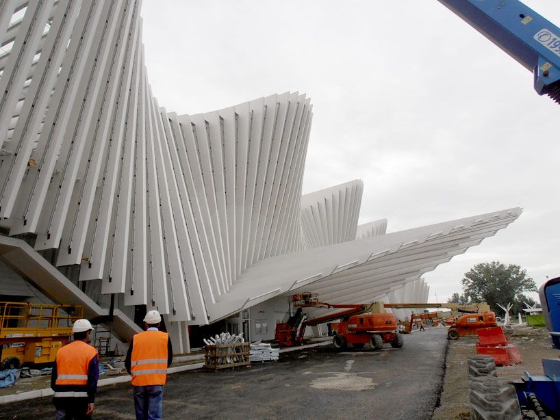 santiago calatrava mediopadana station italy designboom 