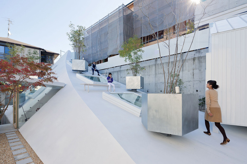 sou fujimoto: house K maximizes space with soaring roof