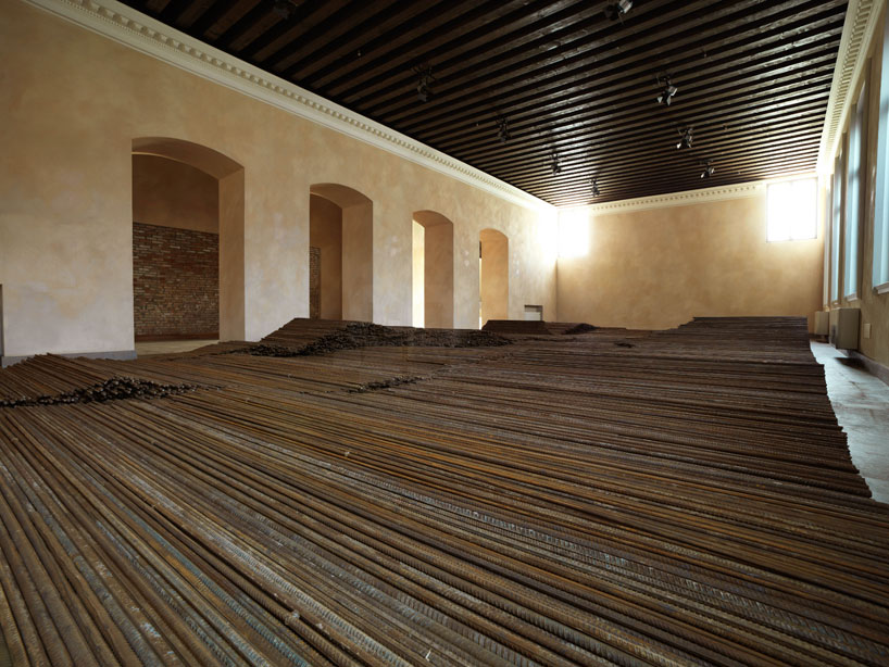 ai weiwei straightens 150 tons of steel rebar from sichuan quake