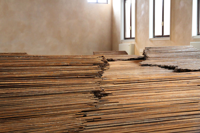 ai weiwei straightens 150 tons of steel rebar from sichuan quake