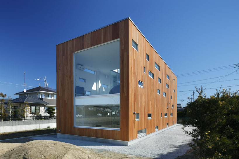 K2-design's rhythm + plum tree home plays with light and glass