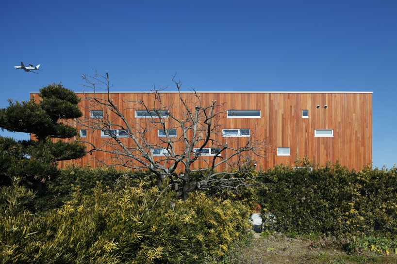 K2-design's rhythm + plum tree home plays with light and glass