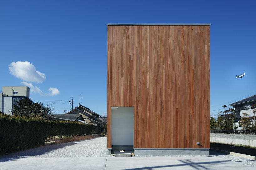 K2-design's rhythm + plum tree home plays with light and glass