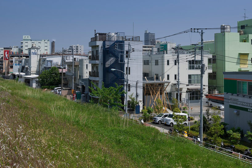 warehouse uses lively wood pillars to express brand identity