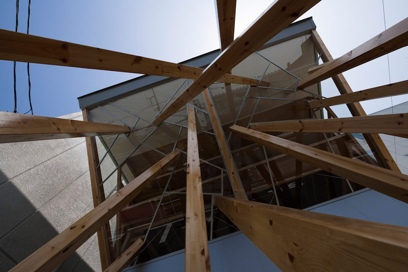 warehouse uses lively wood pillars to express brand identity