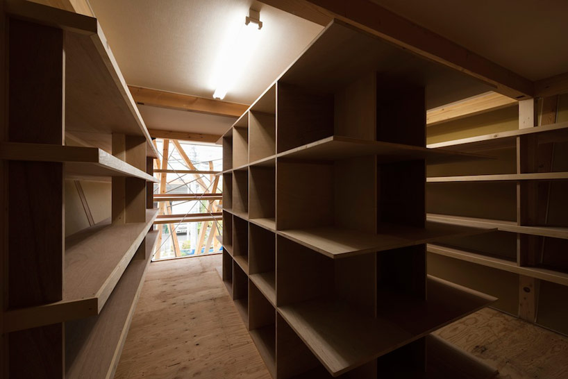 warehouse uses lively wood pillars to express brand identity