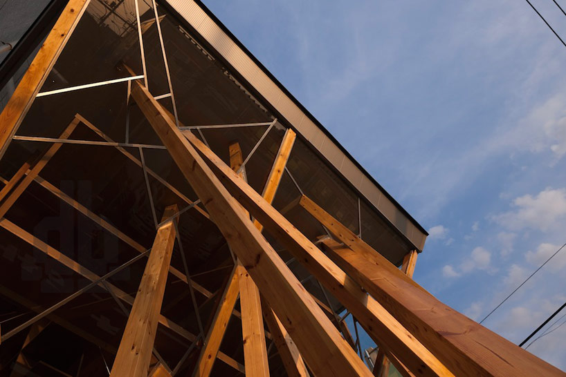 warehouse uses lively wood pillars to express brand identity