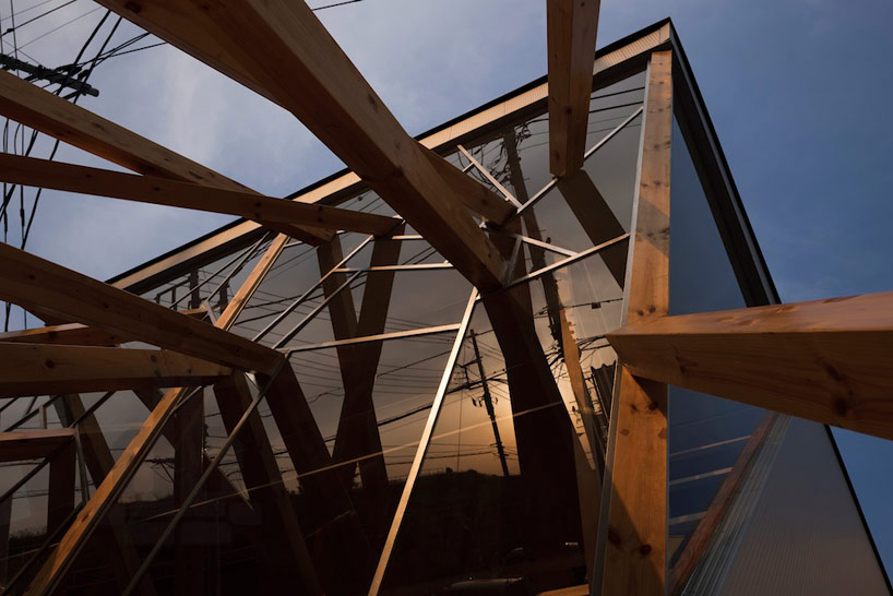 warehouse uses lively wood pillars to express brand identity