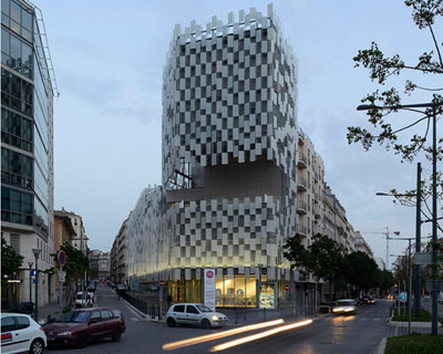 kengo kuma floats alley at FRAC, synthesizing city and museum