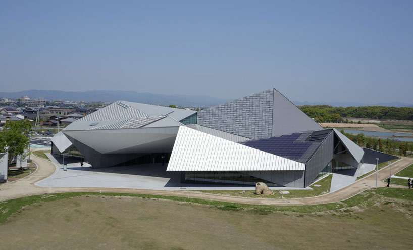 kengo kuma's kyushu geibun kan unites nature and people