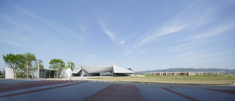kengo kuma's kyushu geibun kan unites nature and people