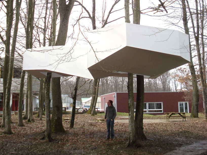 raum architect's installation is neither cloud nor rock...