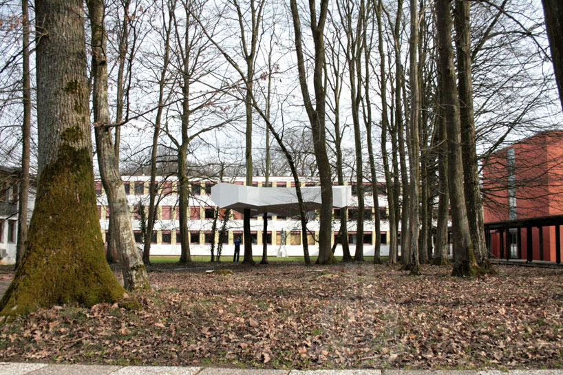 raum architect's installation is neither cloud nor rock...