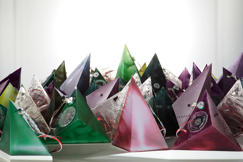 resinance: smart materials and swarm-like interactions