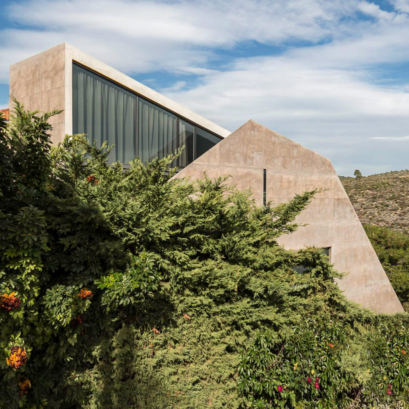 tense architecture network embeds home into a greek hill 