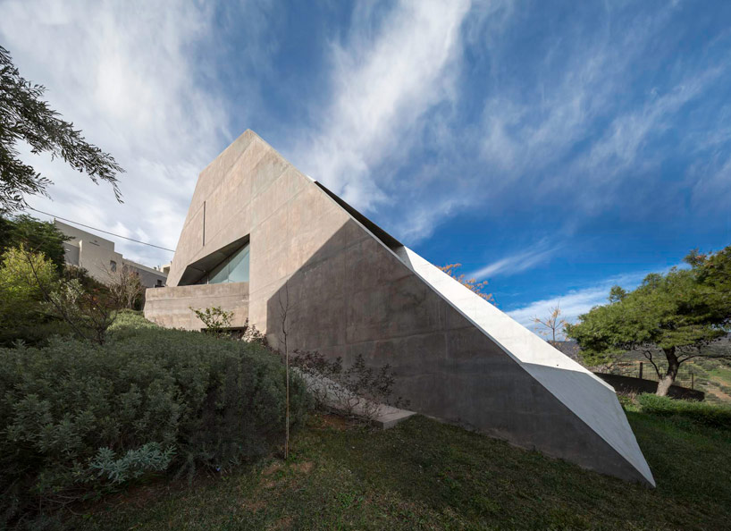 tense architecture network embeds home into a greek hill 