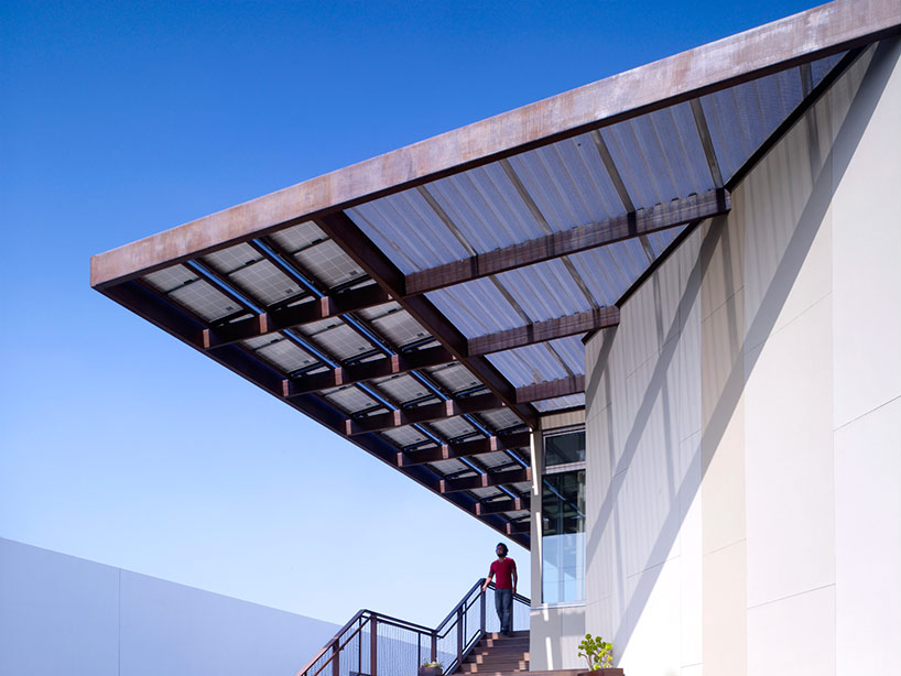 brooks + scarpa: yin-yang house balances performance and aesthetics