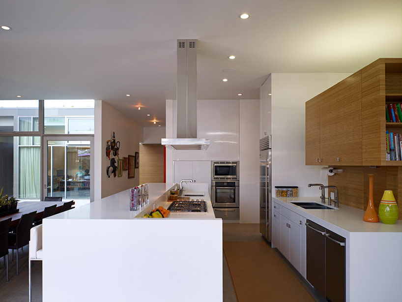 brooks + scarpa: yin-yang house balances performance and aesthetics