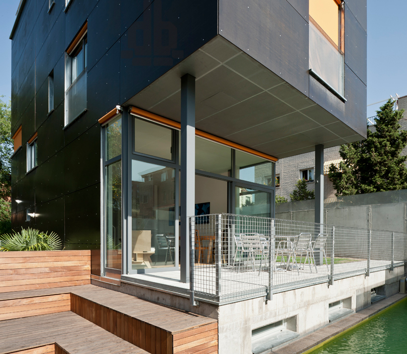 narrow house by hollegha arquitectos, madrid